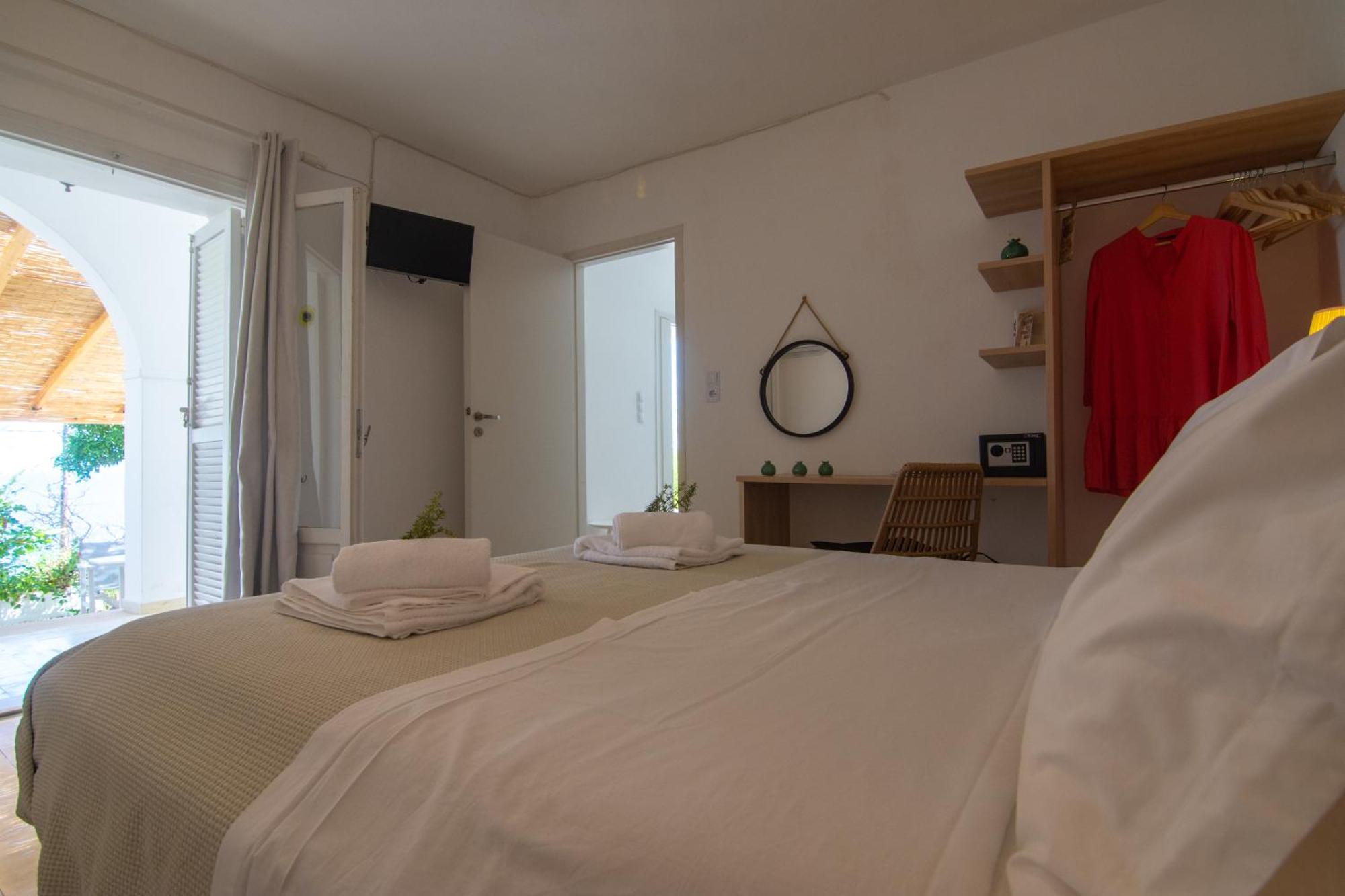 New! Paxoswhite Sea View Apartments & Studios! Gaios Bagian luar foto